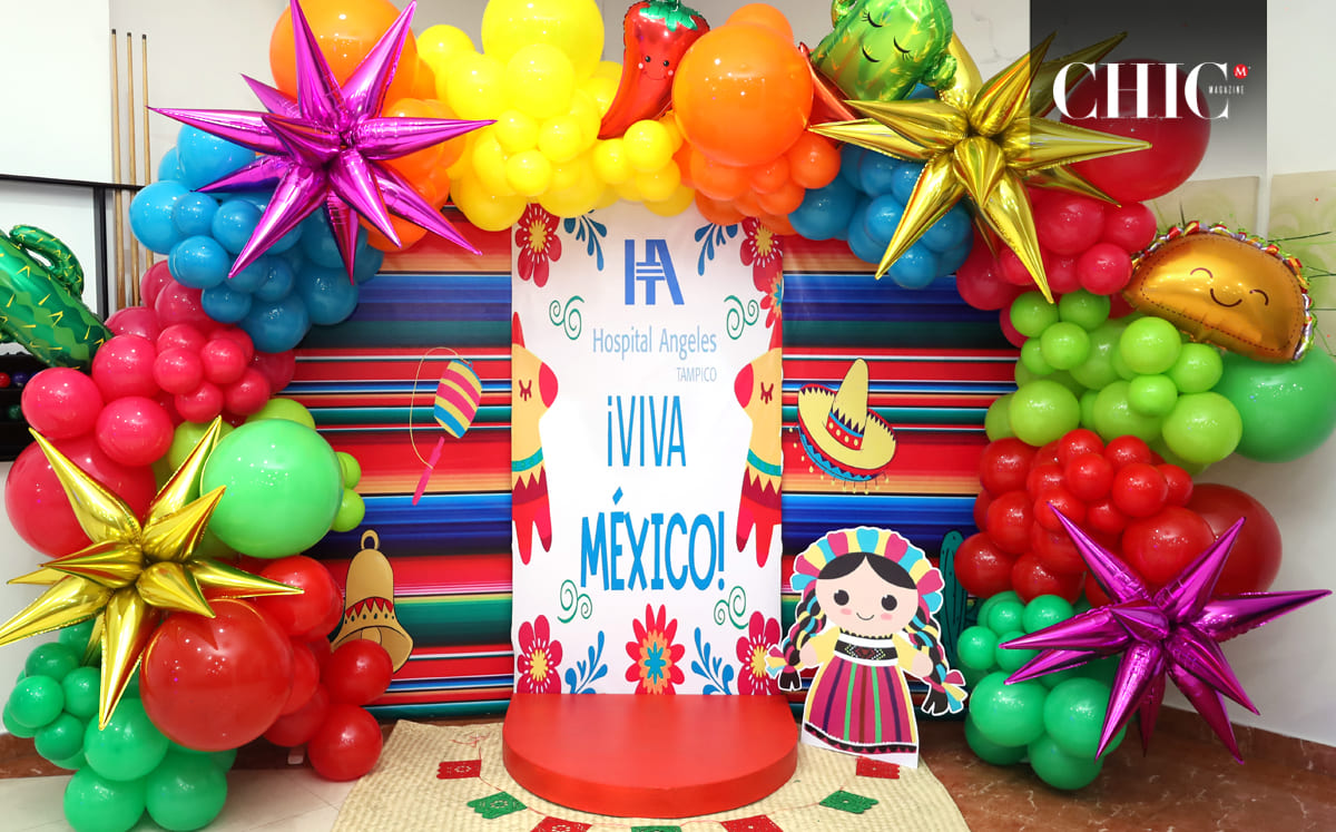 Los asistentes aprovecharon para tomarse fotos en un back decorado con estrellas y globos gigantes alusivos a la fecha