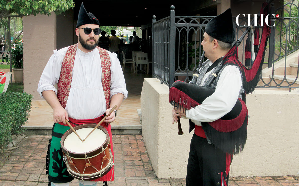 Los gaiteros recorrieron los pasillos del lugar interpretando música tradicional