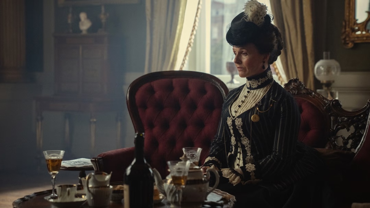 Dervla Kirwan como Agnes Guinness (Foto: Netflix)
