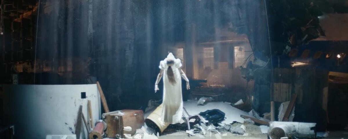 Ariana Grande levitando en "Supernatural" (YouTube)