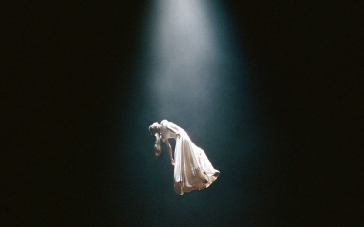 Descubre el paso a paso para recrear con IA la foto de Ariana Grande levitando en el videoclip “Supernatural” (Spotify)