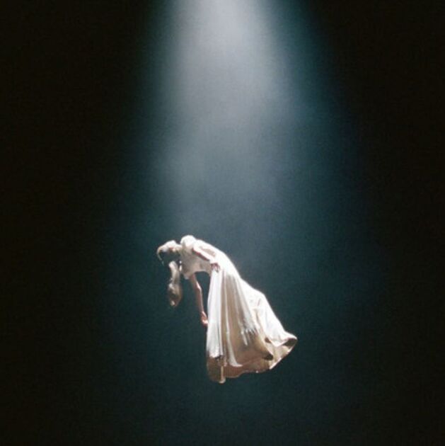 Descubre el paso a paso para recrear con IA la foto de Ariana Grande levitando en el videoclip “Supernatural” (Spotify)