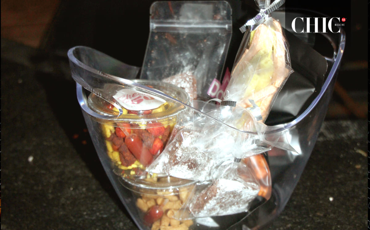Durante la fiesta, también se sirvieron snacks como gomitas, papas y tamarindos, que complementaron la experiencia
