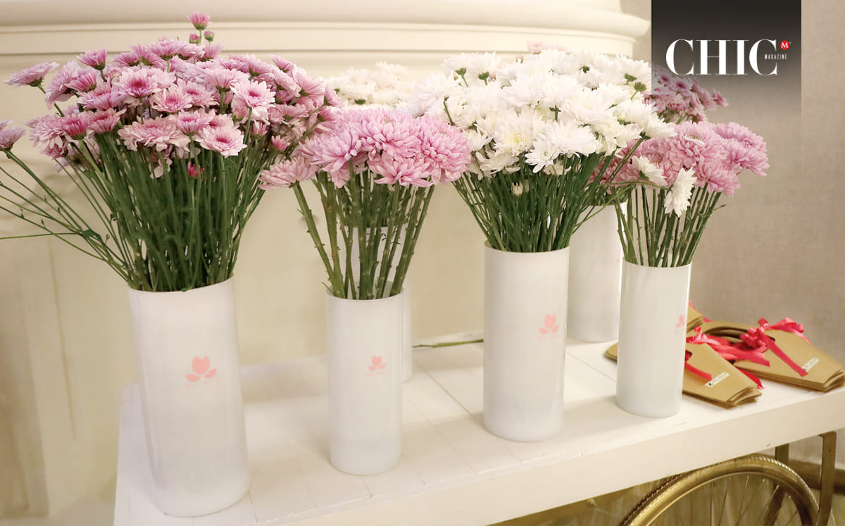 Las invitadas disponían de un flower bar, donde cada quien armó un bouquet con sus flores favoritas