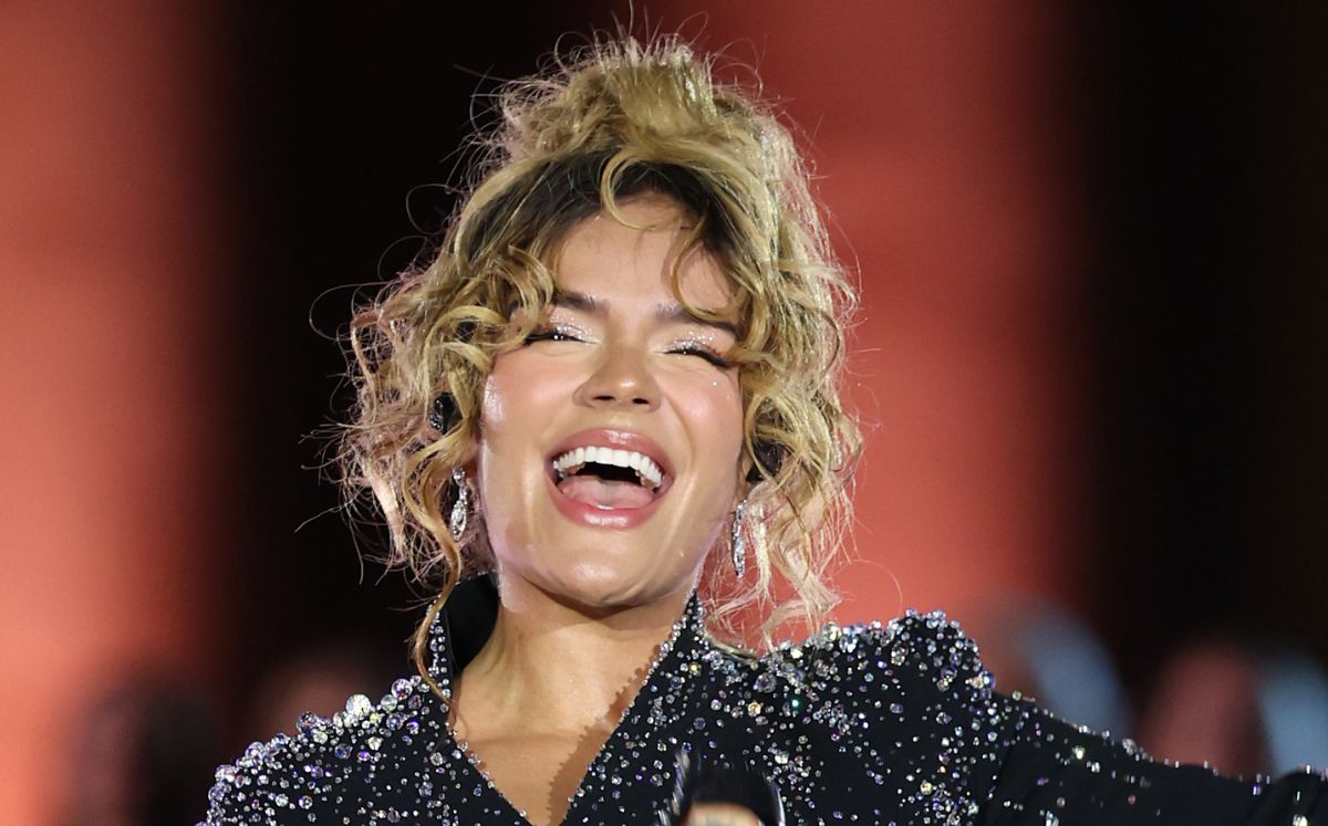 Karol G mostró un look inesperado en París que desató comentarios, comparaciones con Shakira y rumores sobre su imagen (Getty Images)