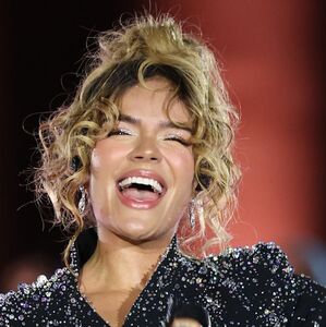 Karol G mostró un look inesperado en París que desató comentarios, comparaciones con Shakira y rumores sobre su imagen (Getty Images)