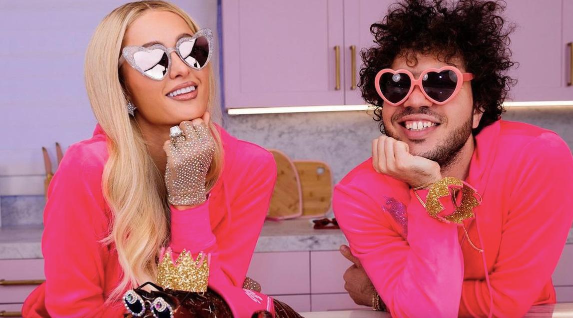 Paris Hilton con Benny Blanco en 2024 (YouTube)