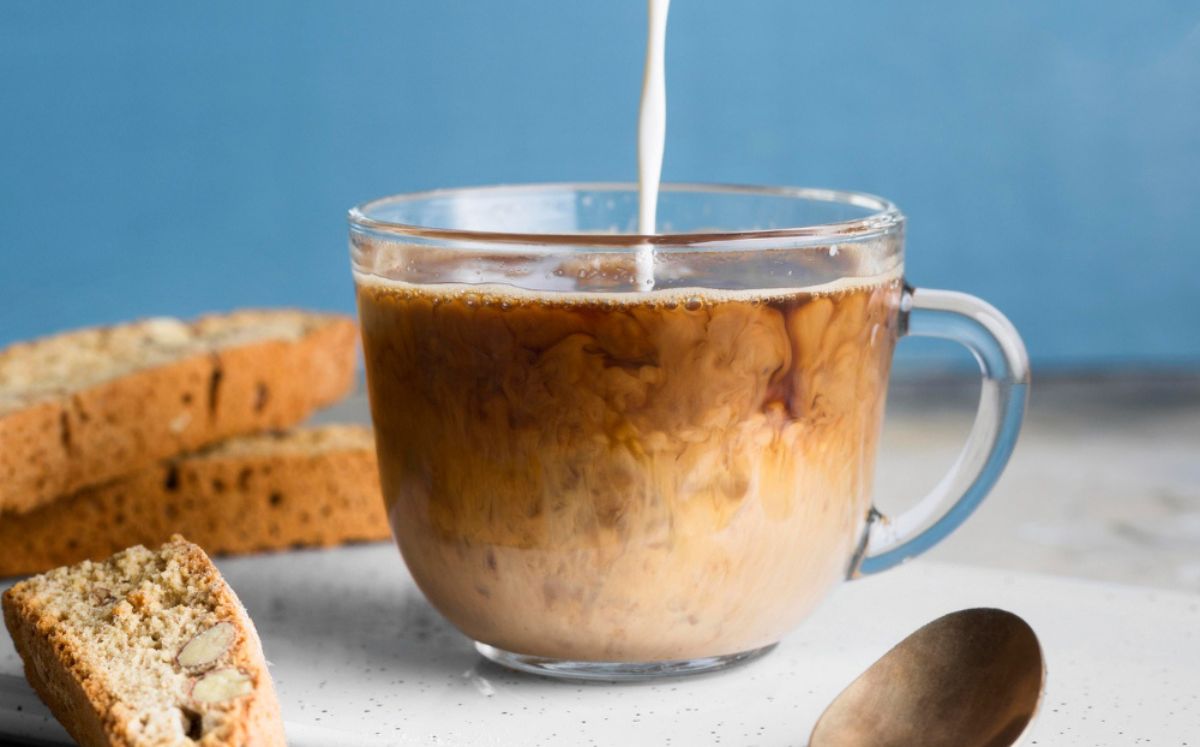 ¿Por qué no es bueno ponerle leche al café? Estos son sus efectos (Foto: Freepik)