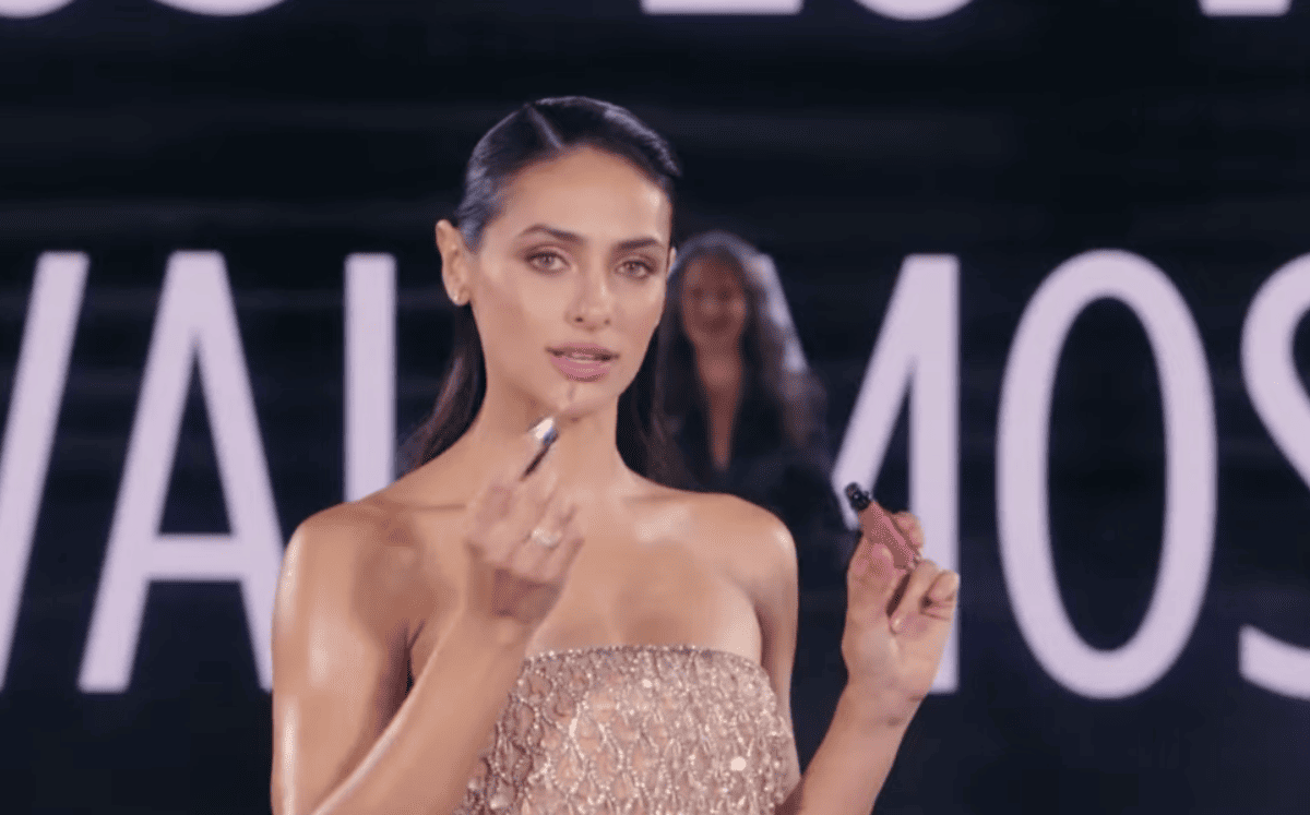 Así lució Renata Notni en el desfile de L'Oréal en Paris Fashion Week (Foto: YT  L'Oréal )