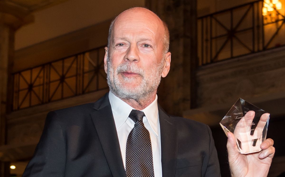 Bruce Willis vive en un hogar de reposo y su esposa Emma Heming enfrenta problemas con las hijas mayores del actor por su fortuna (Getty Images)