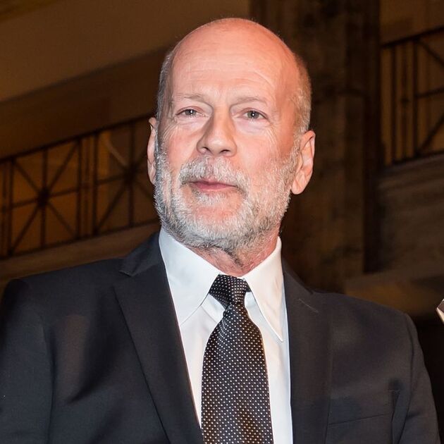 Bruce Willis vive en un hogar de reposo y su esposa Emma Heming enfrenta problemas con las hijas mayores del actor por su fortuna (Getty Images)