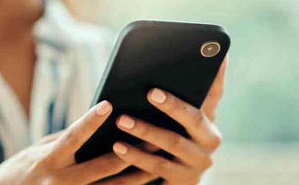 Una de las enfermedades que genera no sostener correctamente el celular es el síndrome carpiano, entérate de qué se trata. (Foto: Unsplash)