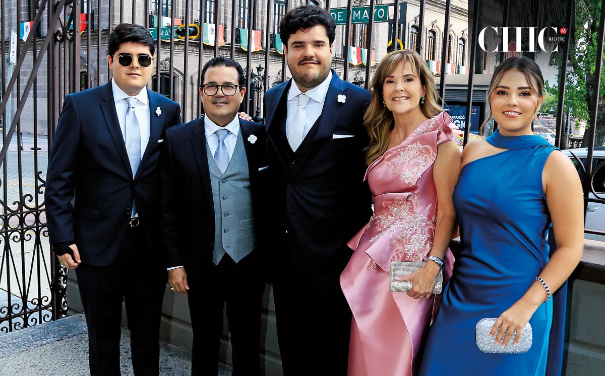 El novio junto a Mauricio Villarreal, Sergio Villarreal, María de Lourdes Martínez y Cordelia Villarreal