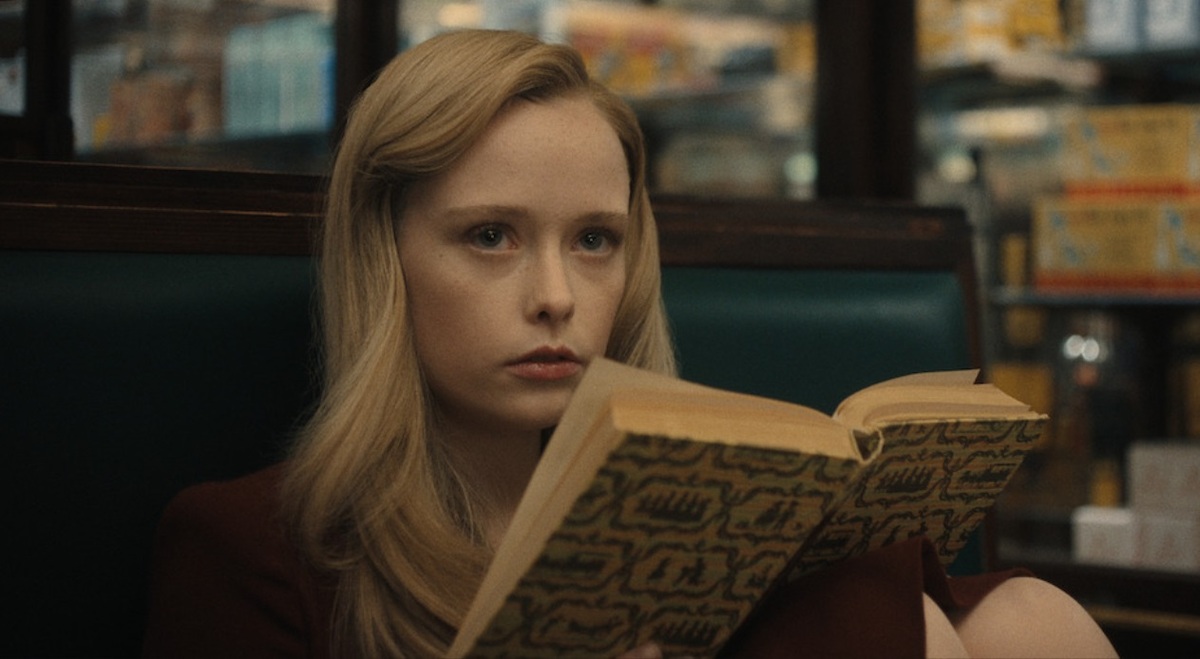 Suzanna Son como Adeline Watkins (Foto: Netflix)