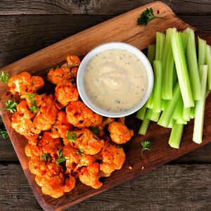 Descubre dónde conseguir alitas vegetarianas y cómo prepararlas en casa con tofu, setas o seitán (Getty Images)