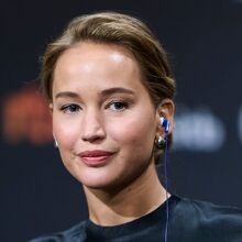 El flequillo de Jennifer Lawrence en París marca tendencia: descubre cómo elegir el ideal para tu rostro y resaltar tus ojos (Getty Images)