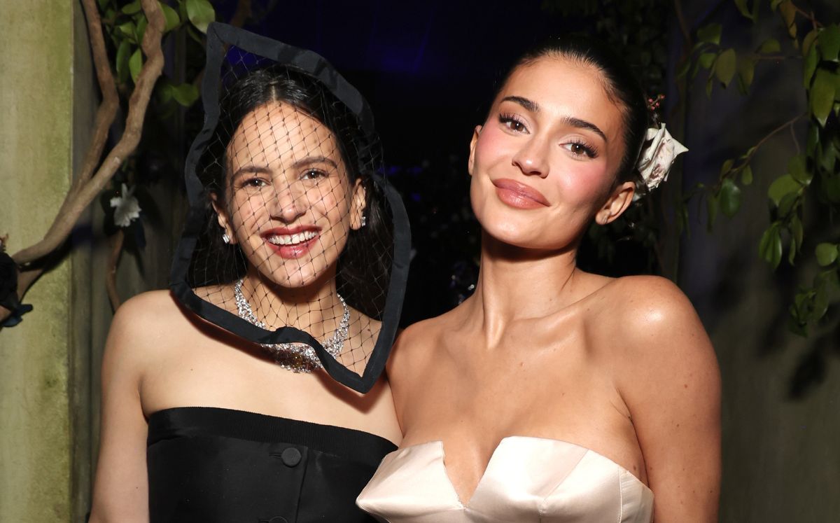 Un gesto en Paris Fashion Week desató rumores entre Rosalía y Kylie Jenner (Getty Images)