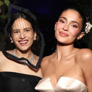 Un gesto en Paris Fashion Week desató rumores entre Rosalía y Kylie Jenner (Getty Images)