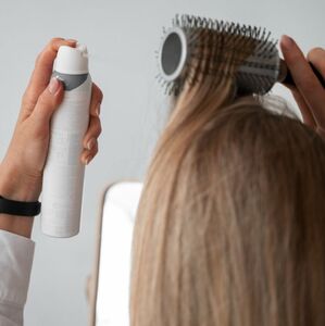 Estos son los beneficios de usar shampoo en seco (Foto: Freepik)