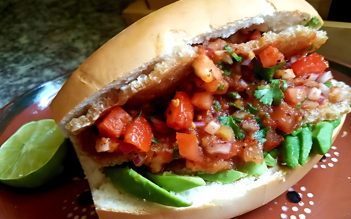 Guacamaya leonesa: bolillo crujiente relleno de chicharrón y sabor irresistible.