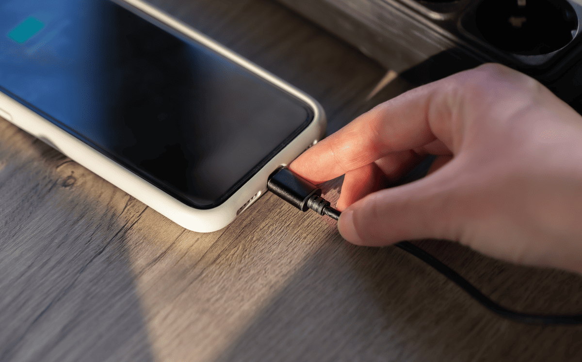¿Cargar el celular en modo avión hace el proceso más rápido? Esto es lo que debes de saber (Foto: Freepik)