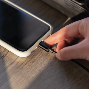 ¿Cargar el celular en modo avión hace el proceso más rápido? Esto es lo que debes de saber (Foto: Freepik)