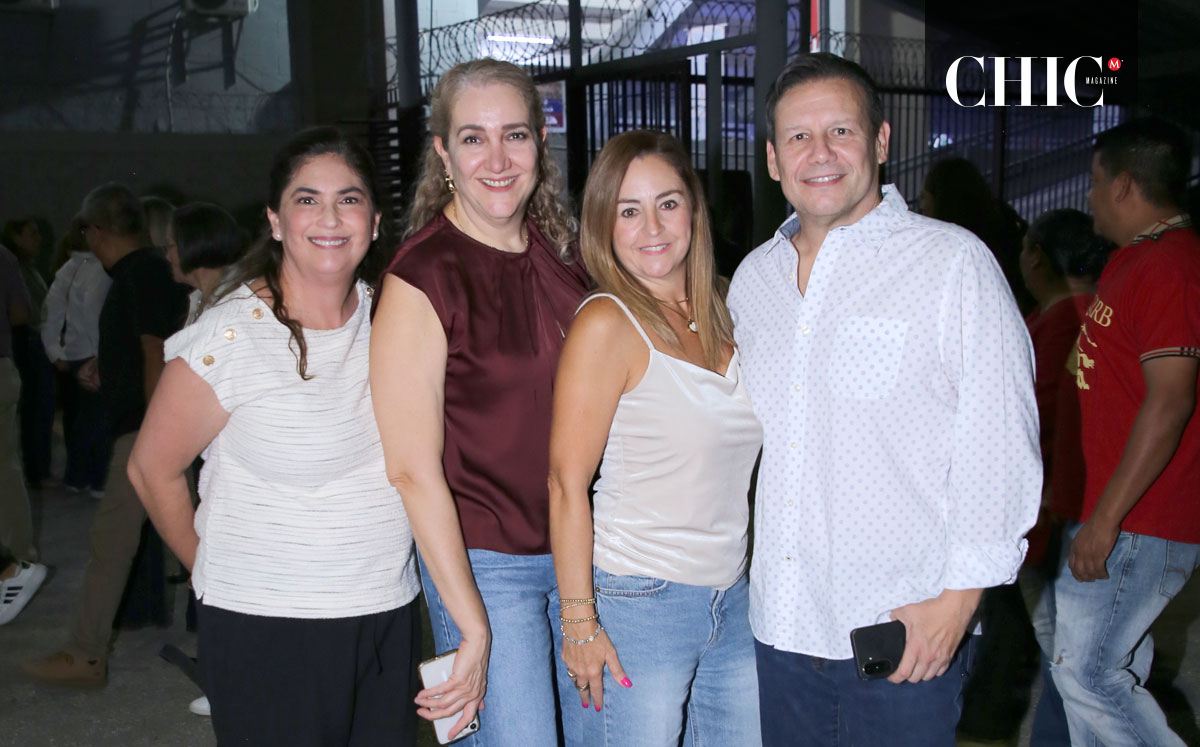 Nina, Linda, Laura y Carlos