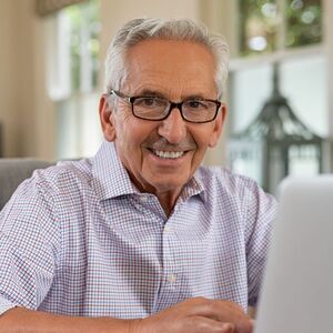 Una propuesta en el Senado busca prohibir límites de edad para trabajar y erradicar la discriminación laboral por edad en México (Getty Images)