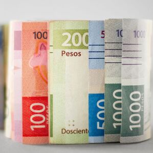 El SAT reforzó la vigilancia sobre transferencias personales y aplicará sanciones por no declarar préstamos o donativos (Freepik)