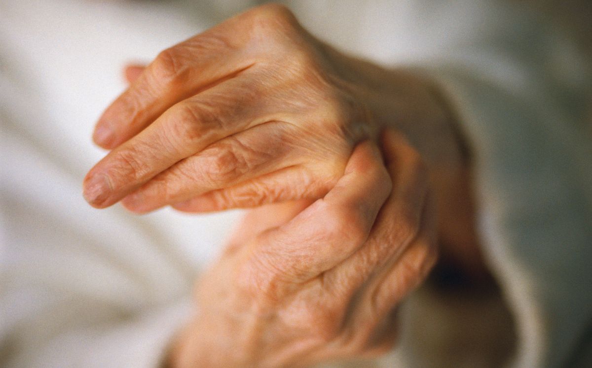 Conoce los síntomas iniciales de la artritis reumatoide, cómo reconocerlos y prevenir daños irreversibles (Getty Images)