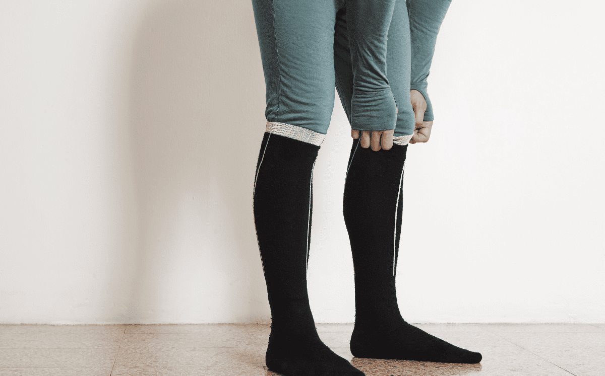 Así es cómo las medias de compresión ayudan a prevenir una trombosis (Foto: Freepik)