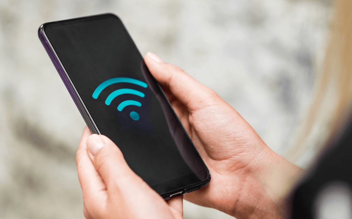 Estas son las razones por las que deberías apagar el WiFi de tu celular al salir de casa (Foto: Freepik)