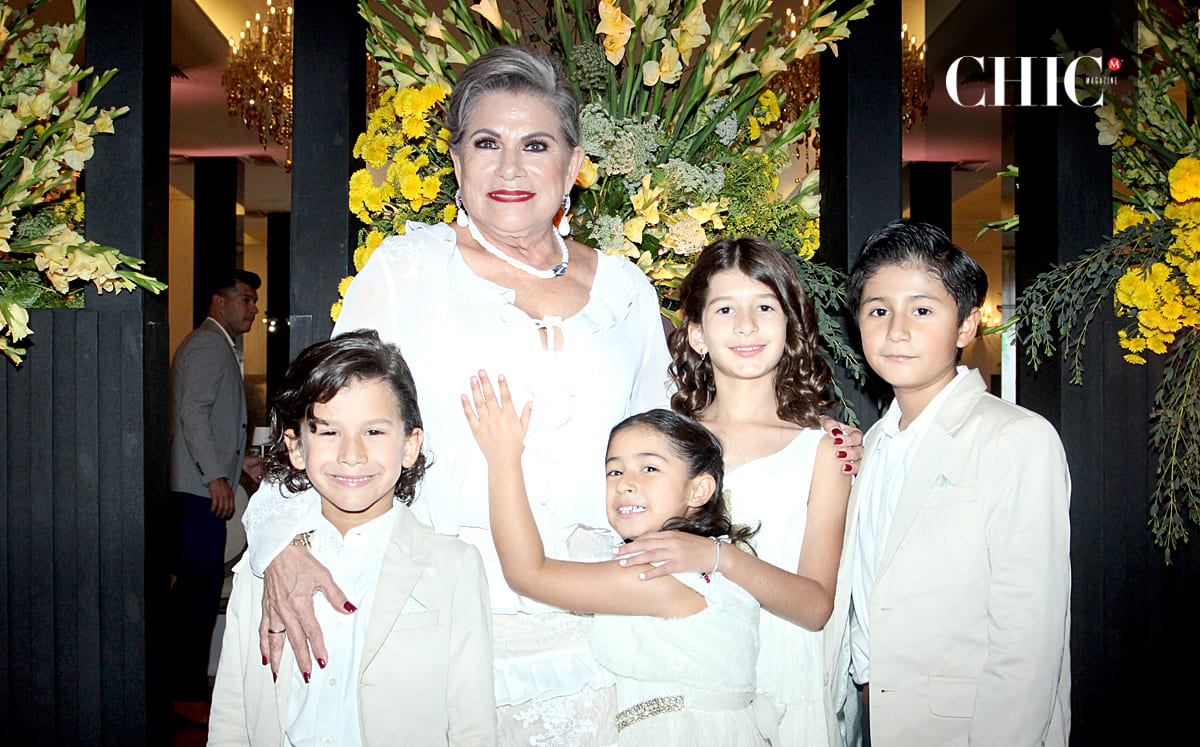 Hilda del Ángel acompañada de sus nietos