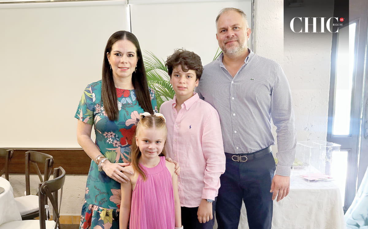 Karla Cruz, Carolina Angulo, Ernesto Angulo y Ernesto Angulo
