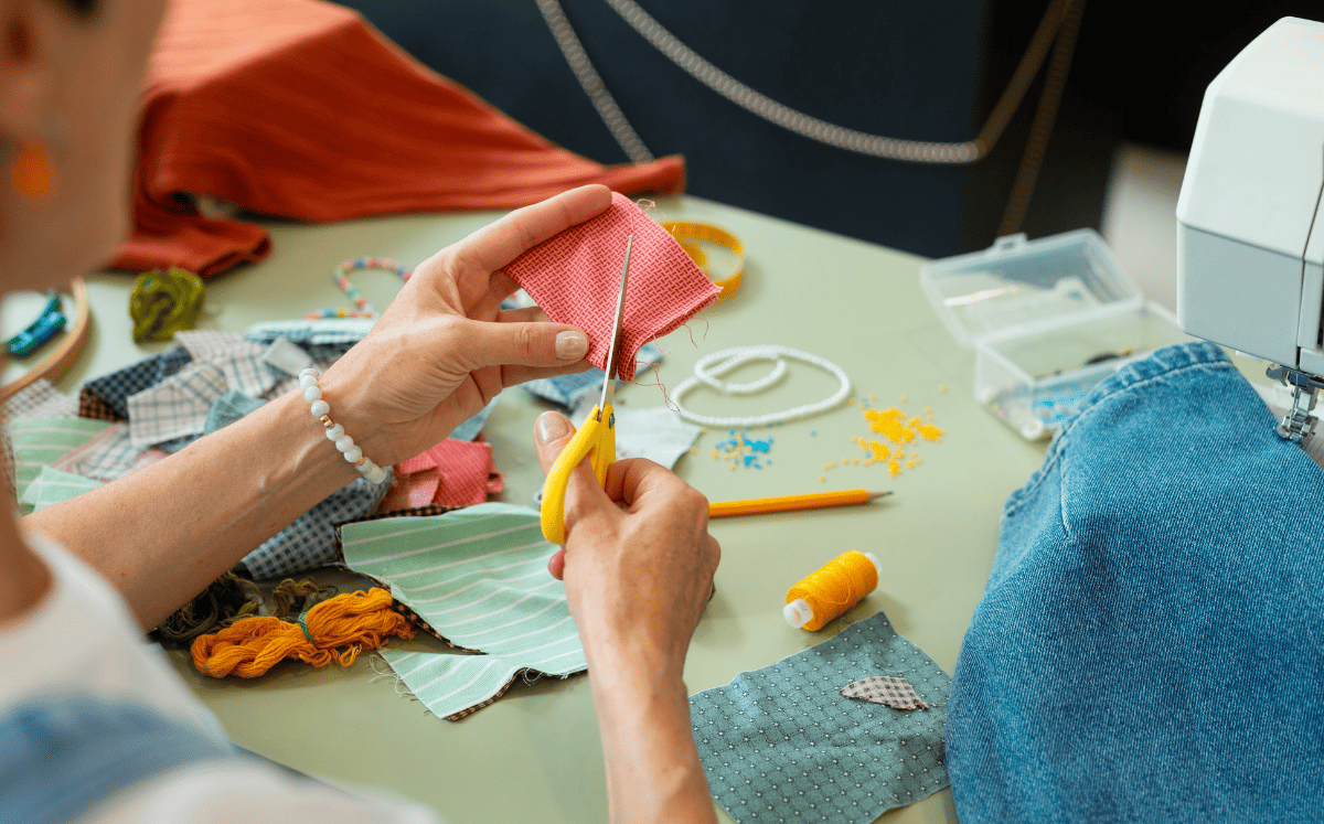 La tendencia del “slow fashion”: ¿por qué la costura artesanal vuelve con fuerza? (Foto: Freepik)