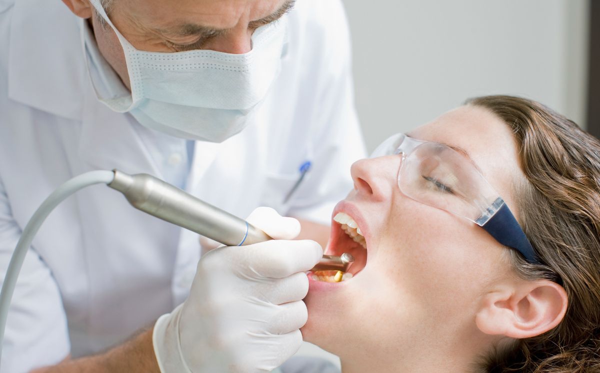 El maestro Jordán Sol comparte cómo se desarrollan las caries, sus factores de riesgo y la importancia de la prevención diaria (Getty Images)
