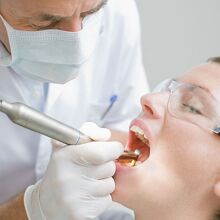 El maestro Jordán Sol comparte cómo se desarrollan las caries, sus factores de riesgo y la importancia de la prevención diaria (Getty Images)