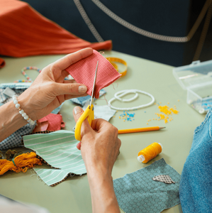 La tendencia del “slow fashion”: ¿por qué la costura artesanal vuelve con fuerza? (Foto: Freepik)