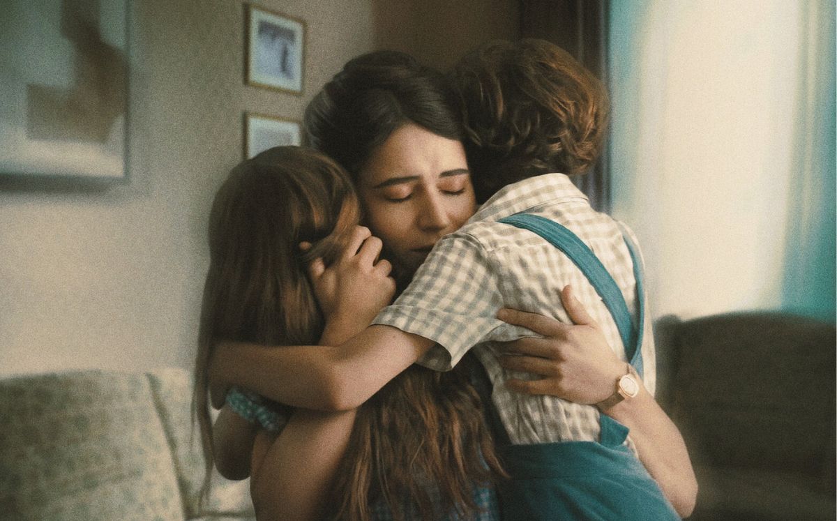 La serie “Nadie nos vio partir” de Netflix, protagonizada por Tessa Ía, deja muchas dudas sobre lo que pasó con los niños (Netflix)