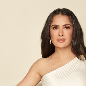 Salma Hayek Pinault representa la filosofía de Ultherapy® PRIME: una belleza auténtica, natural y sin cirugía.