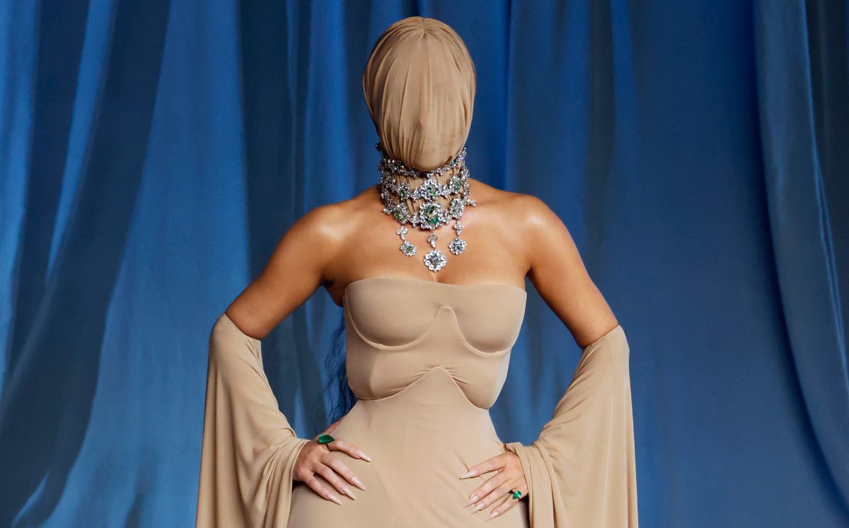 Kim Kardashian: ¿Por qué se cubrió la cara en la Academy Museum Gala? (Foto: Getty)