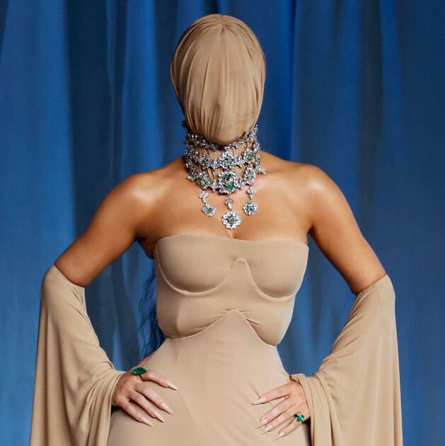Kim Kardashian: ¿Por qué se cubrió la cara en la Academy Museum Gala? (Foto: Getty)