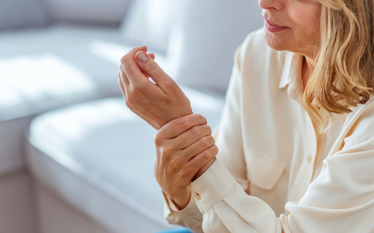 Este es el primer síntoma de osteoporosis que nunca debes ignorar (Foto: Getty)