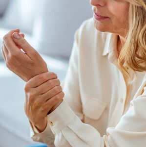 Este es el primer síntoma de osteoporosis que nunca debes ignorar (Foto: Getty)