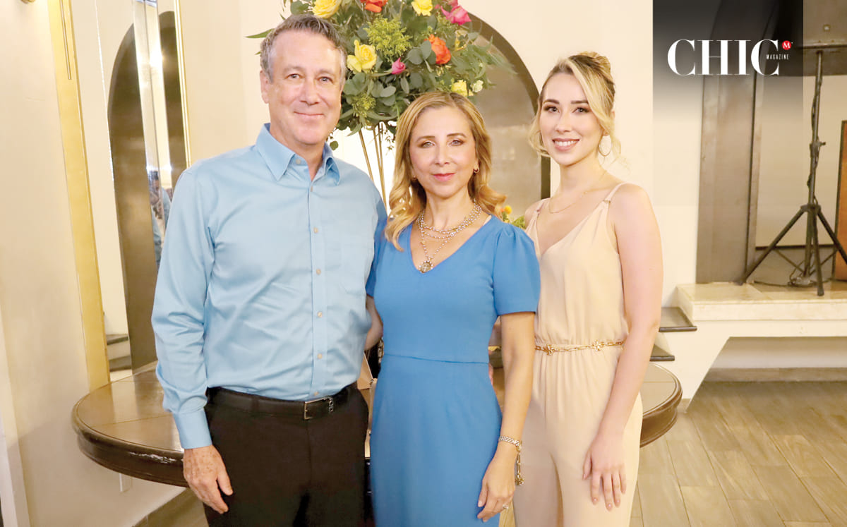Carlos Flores, Roberta Leal y Roberta Flores