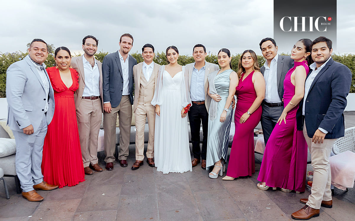 Jessica Briseño y José Moreno junto a sus amigos
