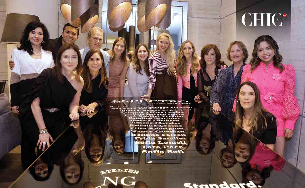 Nancy Guzmán junto a sus alumnos / Fotos: Omar Valdez