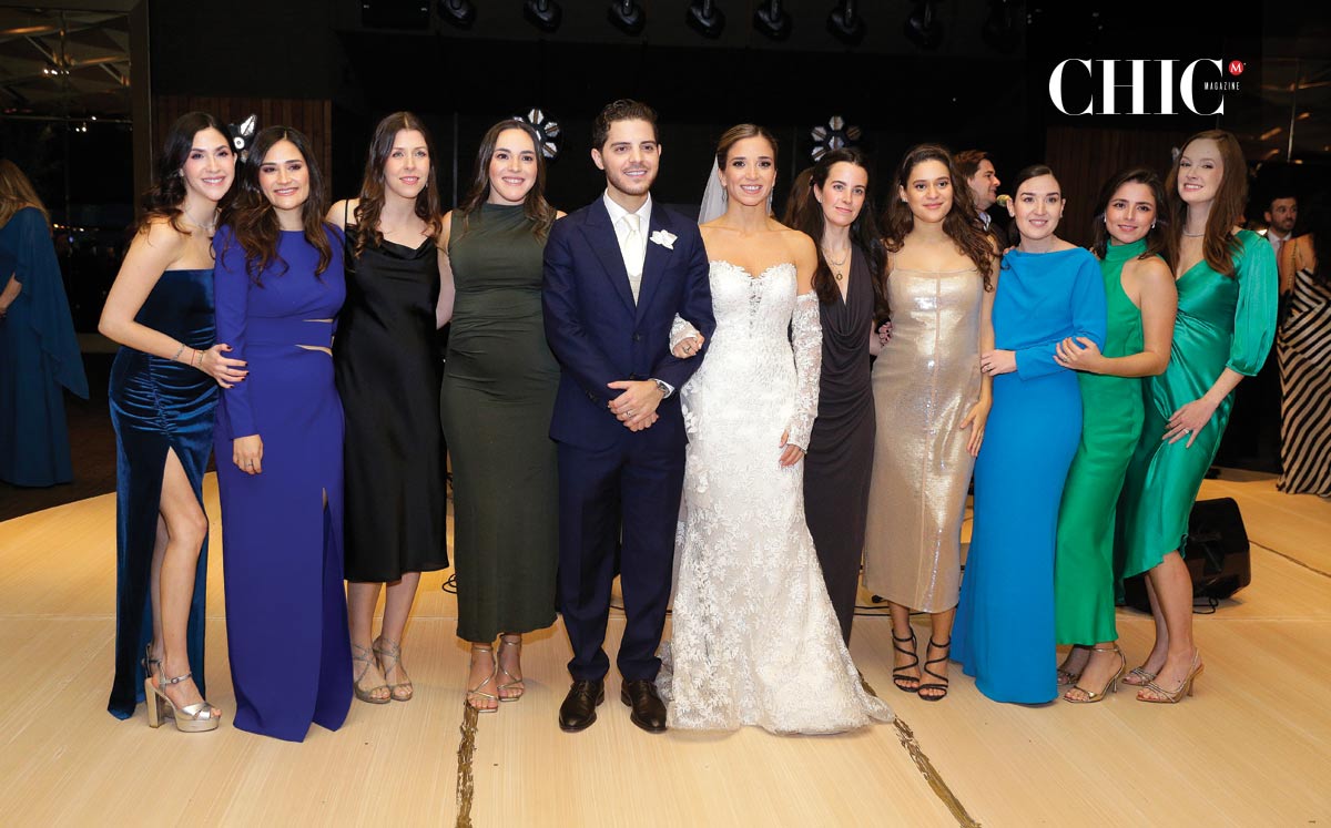 Roby y Andrés junto a un grupo de amigas