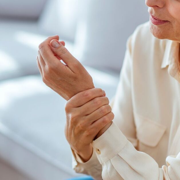 Este es el primer síntoma de osteoporosis que nunca debes ignorar (Foto: Getty)