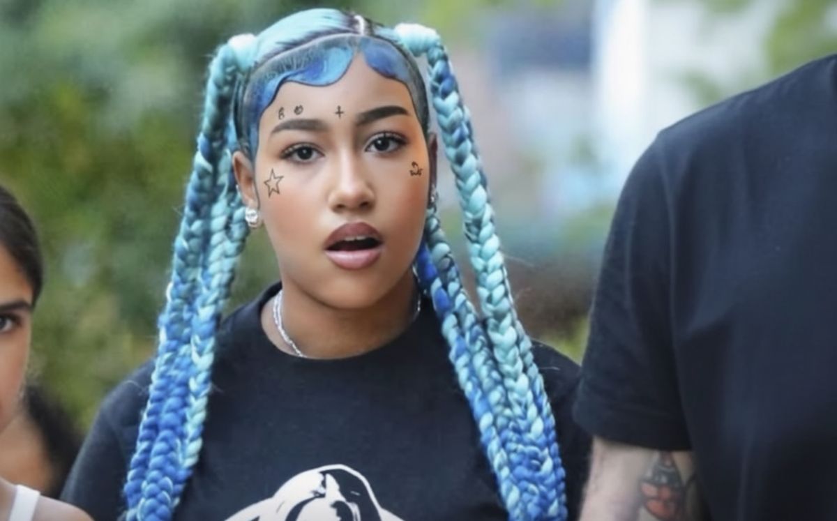 North West, hija de Kim Kardashian, genera debate por su look con tatuajes y piercings en TikTok (Foto de Instagram modificada con IA)